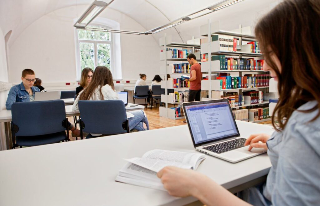 Studierende an Arbeitsplätzen in der Bibliothek arbeiten selbstständig und in Gruppen. Auch das gehört dazu, wenn Sie Übersetzen oder Dolmetschen studieren.